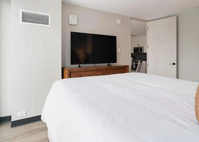 Апартаменты Landing Stylish 1Bd Yoga Studio Rooftop Lounge